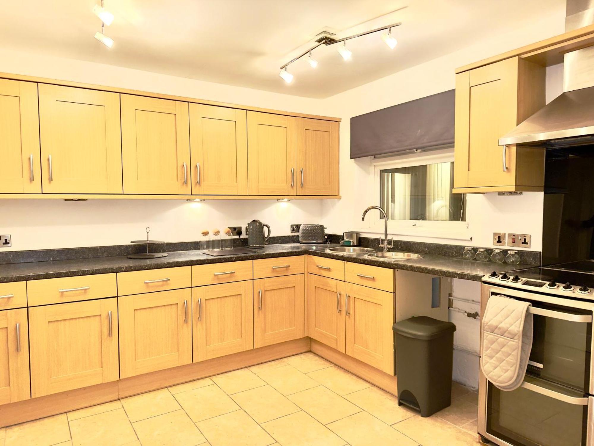 Rnm - Business Professionals Ready, Cost Effective For Large Stays! 3 Bedroom Lounge, Private Access & Entire Place, Kitchen & Washroom With Amenities, Smart Tv, Easy Access, Fast Wifi, Large Driveway, Great Transport Links, Near Worcester Hospital A 外观 照片